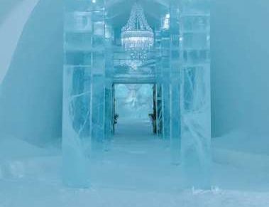 Corredor de gelo iluminado no Icehotel