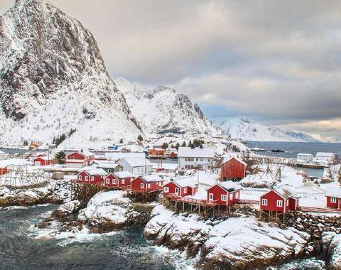 Vilarejo de casas vermelhas nas Ilhas Lofoten
