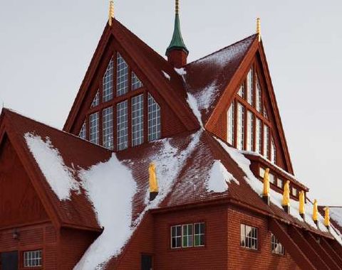 Igreja de madeira de Kiruna coberta de neve