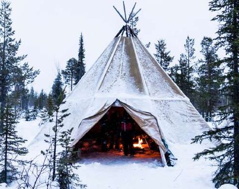 Tenda Sámi na neve, na Lapônia finlandesa