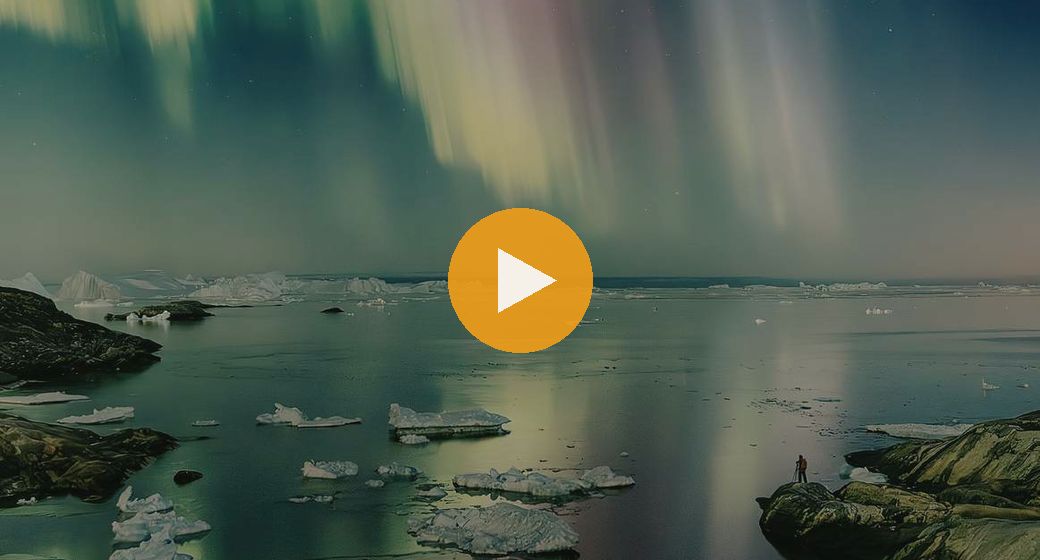 Aurora boreal refletida em águas geladas do Ártico